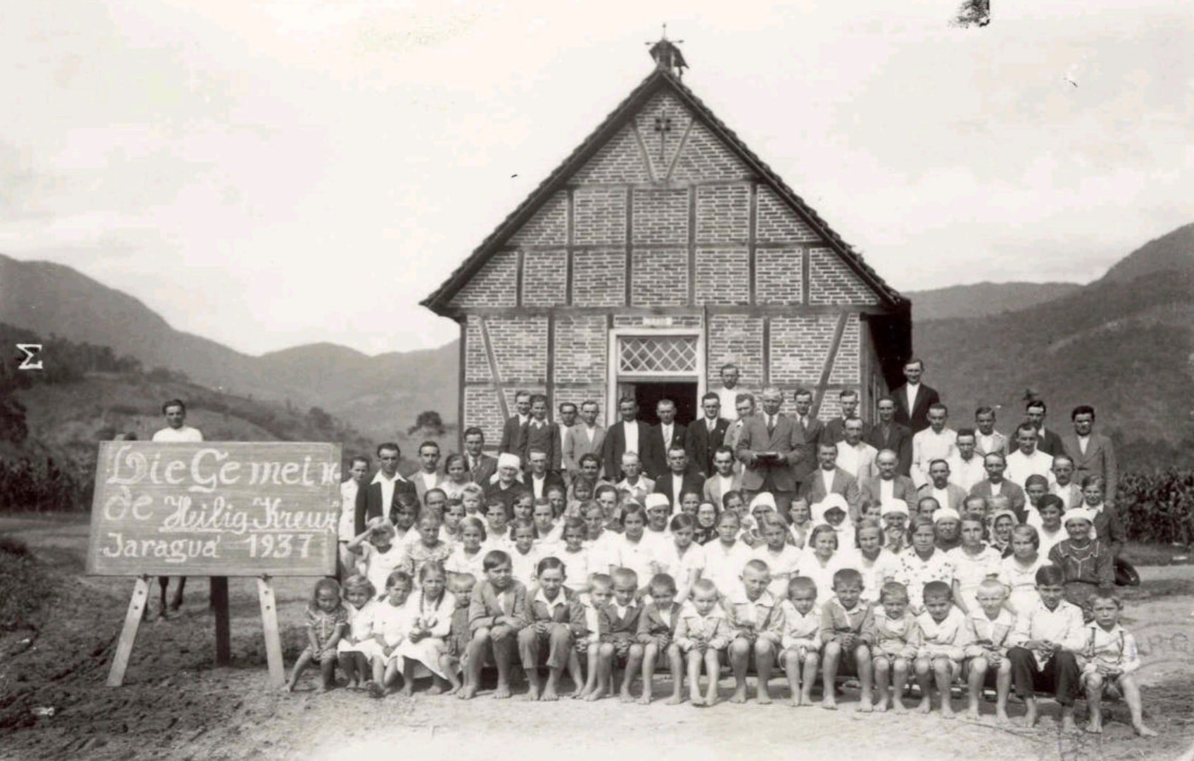 Coluna: Símbolo do movimento integralista chama atenção em foto da Comunidade Santa Cruz no Jaraguazinho