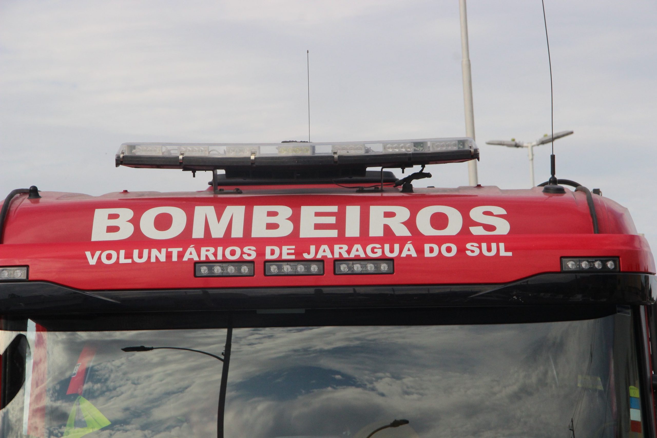 Incêndio atinge fábrica de borracha em Jaraguá do Sul