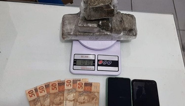 PM apreende mais de um quilo de maconha durante abordagem em Jaraguá do Sul PM apreende mais de um quilo de maconha durante abordagem em Jaraguá do Sul