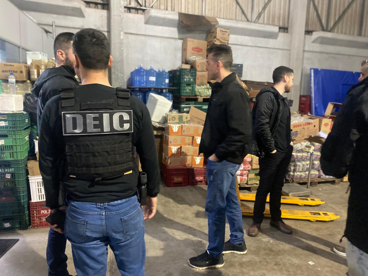 [VÍDEO] Polícia Civil de SC deflagra operação que investiga suspeita de fratura em kits de alimentação para famílias com crianças em idade escolar