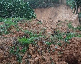 [VÍDEO] Queda de barreira interrompe estrada na localidade de Caminho Pequeno em Corupá