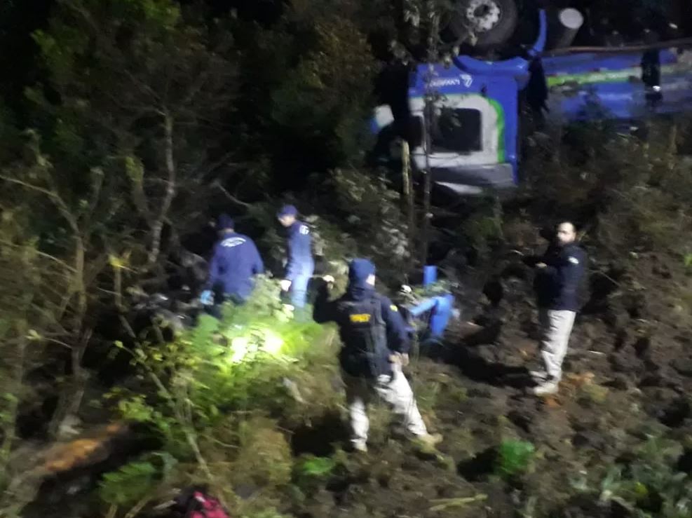 Três pessoas morreram em acidente entre carro e caminhão a BR-282 em SC