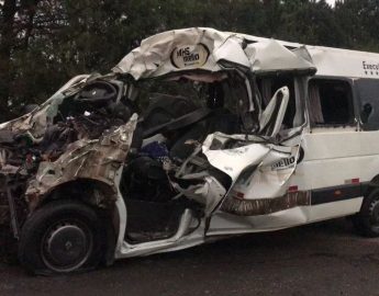 Sete pessoas morreram e três ficaram feridas em colisão entre van e caminhão no PR