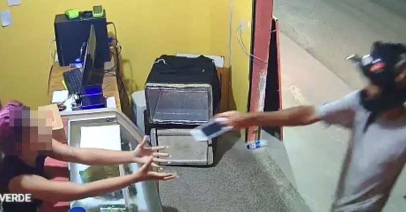 [VÍDEO] Assaltante devolve celular de atendente de pizzaria em Salvador após apelo “estou pagando ainda”