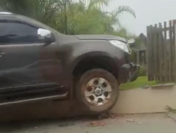 [VÍDEO] Carro bate contra muro de residência em Jaraguá do Sul