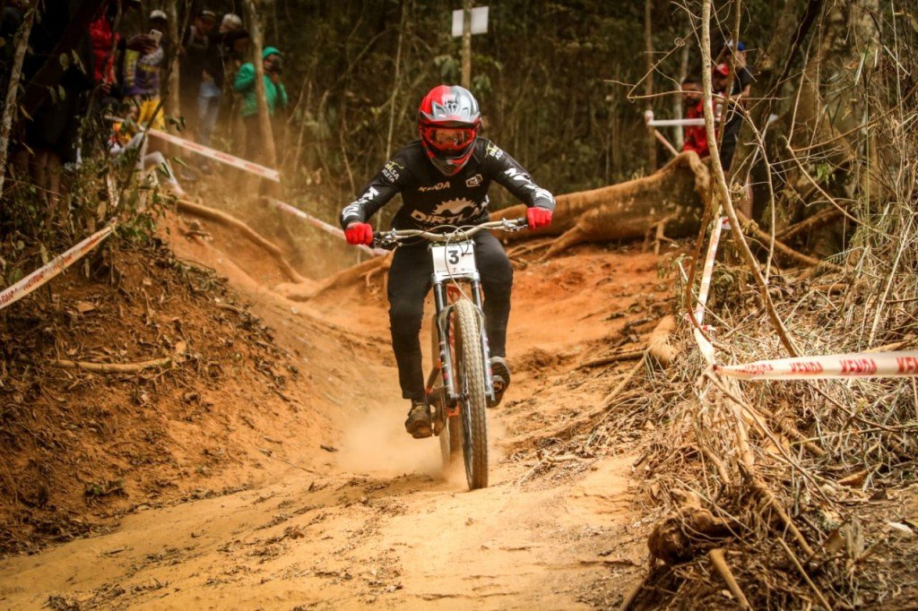 Lucas Oechsler segue para Mundial de Downhill na França
