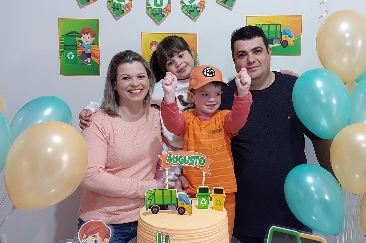 Menino escolhe tema “coletor de resíduos” para o aniversário