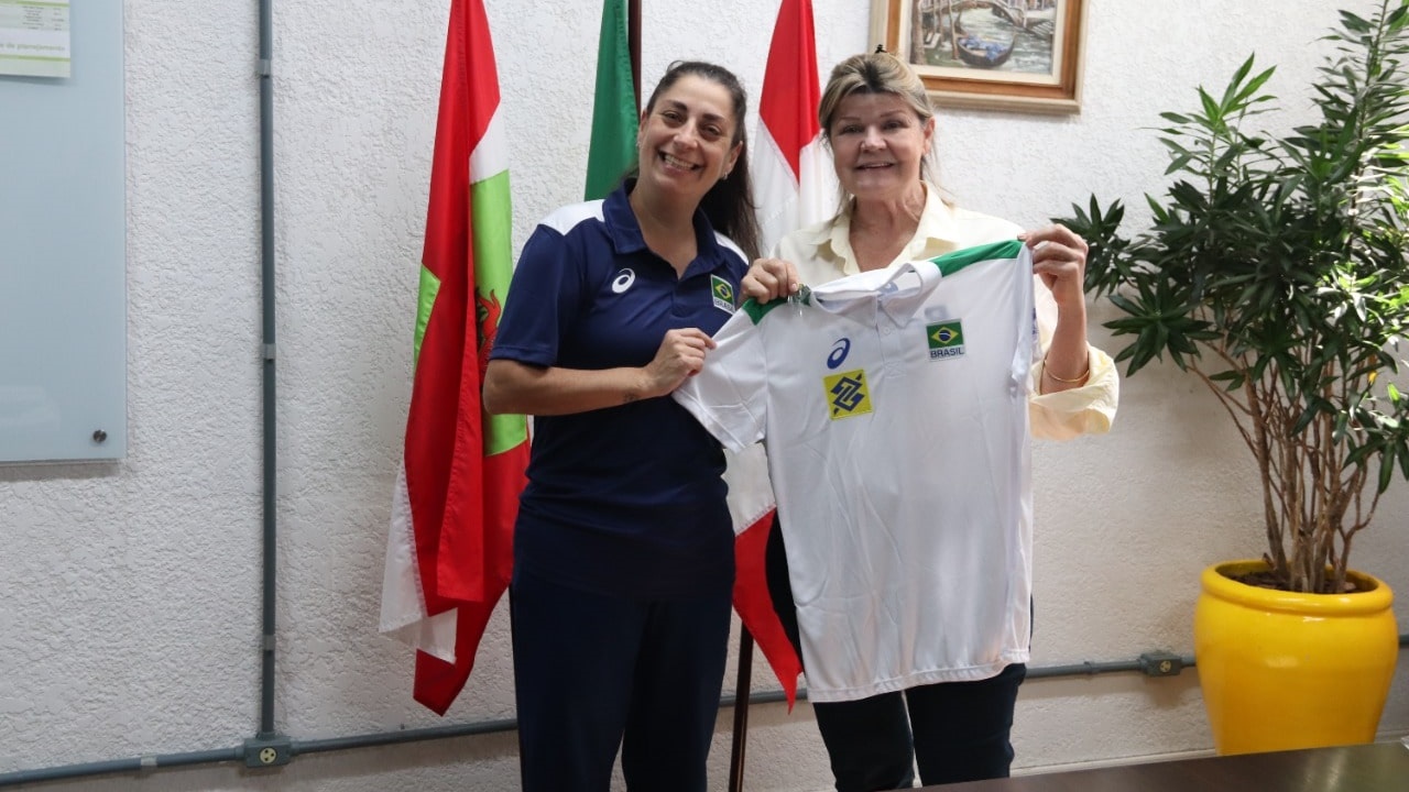 Técnica Karina de Souza retorna do Peru com o título Sul-Americano