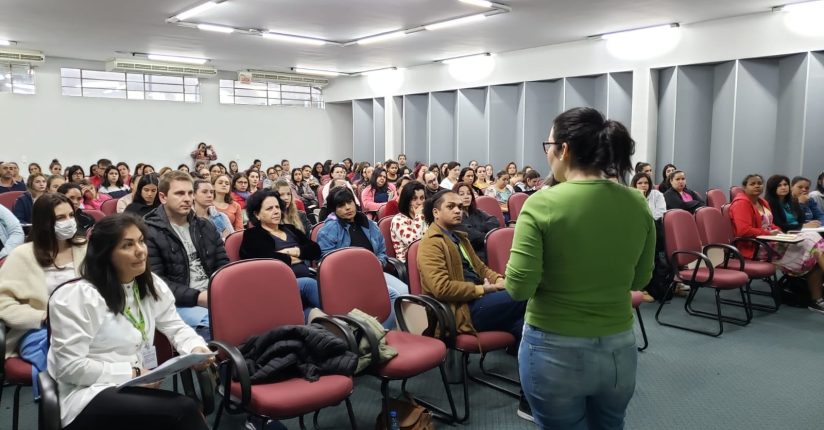 Profissionais de apoio escolar passam por formação em Jaraguá do Sul Profissionais de apoio escolar passam por formação em Jaraguá do Sul