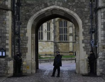 ‘Queria matar a rainha da Inglaterra’, diz homem preso com balestra em frente ao Palácio de Windsor