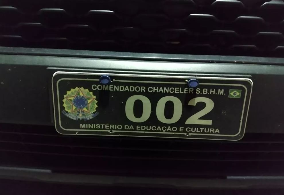 Idoso é flagrado com placa adulterada de “comendador chanceler” em SC