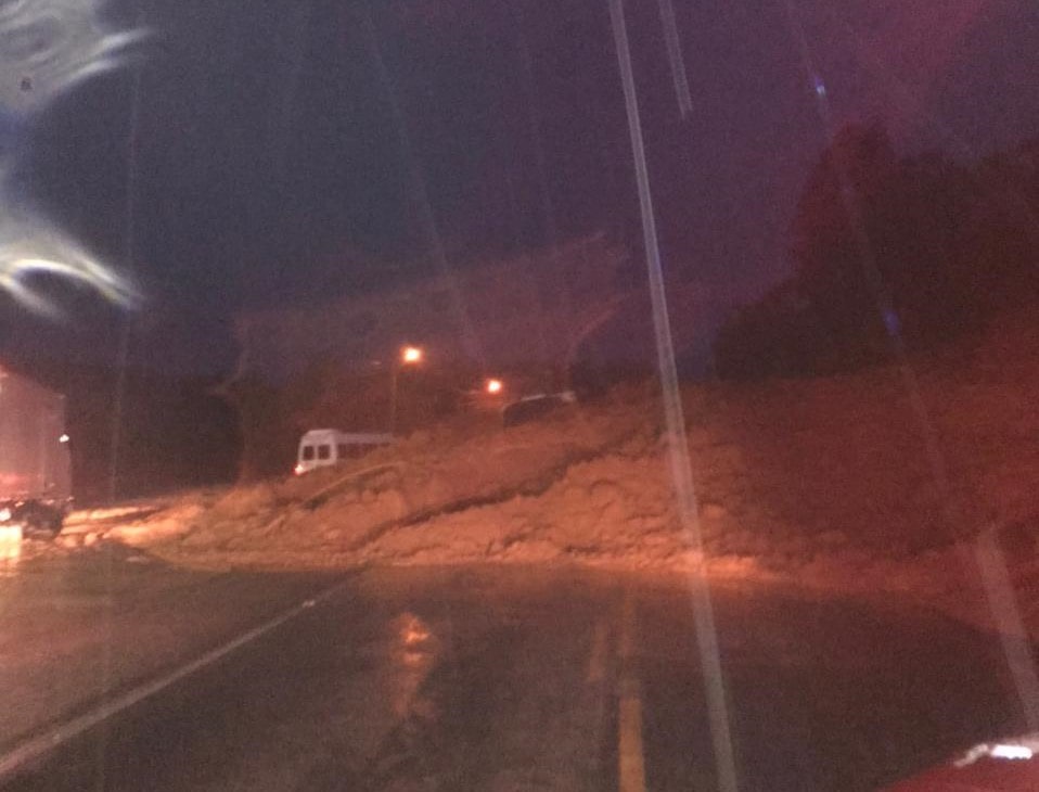 Queda de barreira interrompe trânsito na SC-108 em Guaramirim