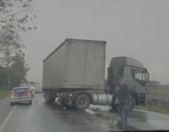 [VÍDEO] Carreta faz manobra e bloqueia parte do trânsito próximo a ponte do rio Piraí