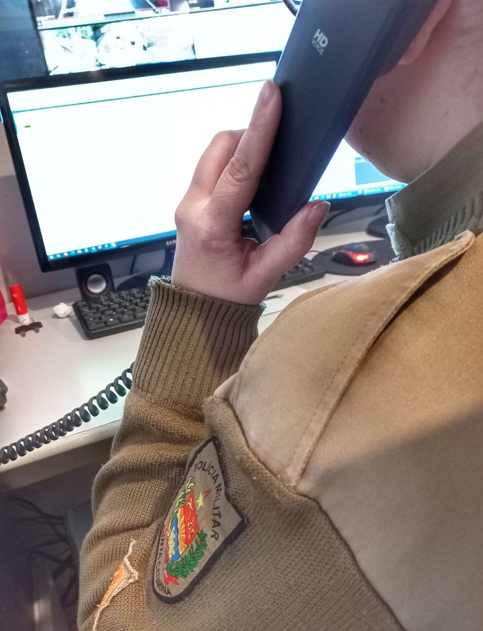Pai consegue salvar bebê afogada após orientação pelo telefone 190
