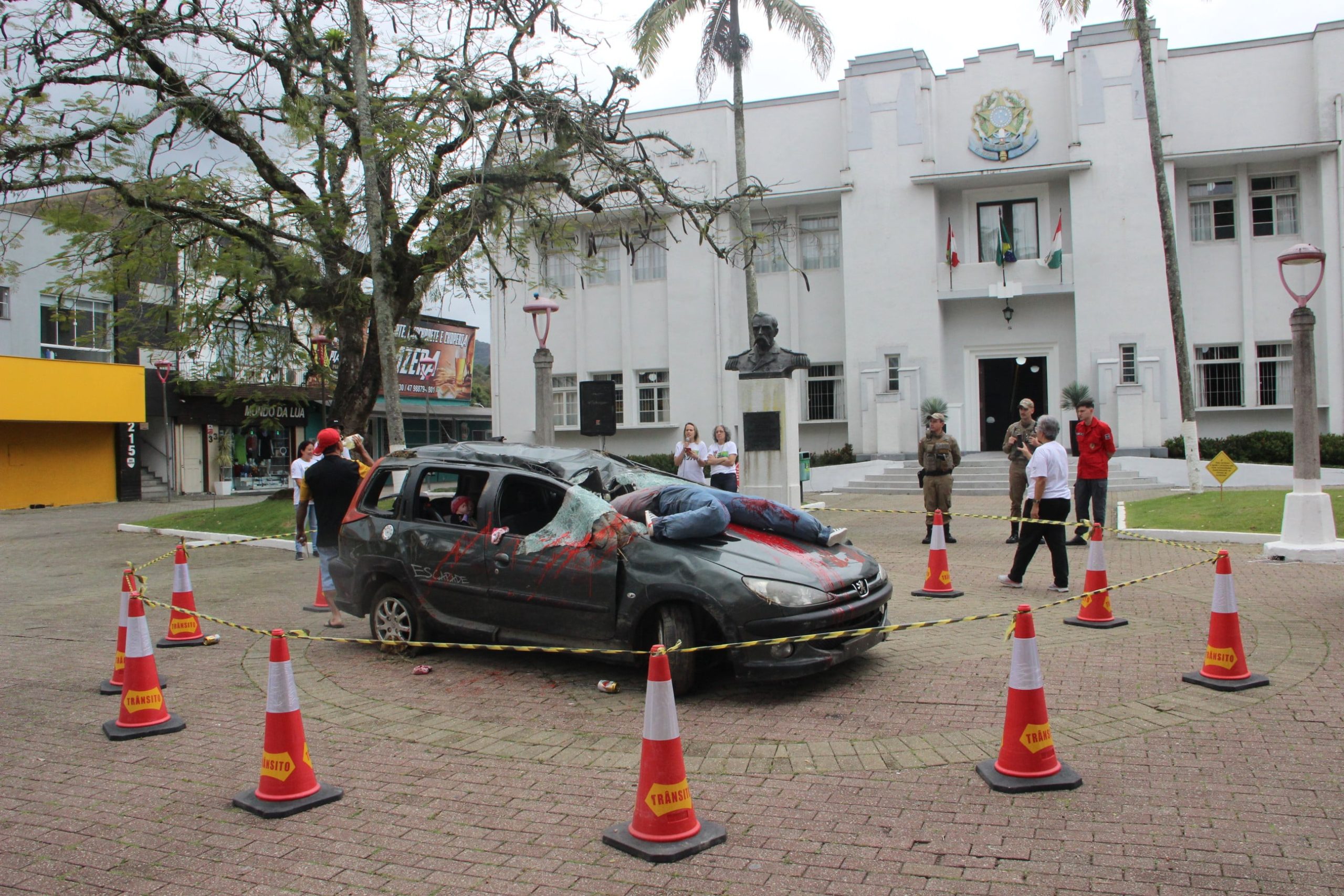 Carro acidentado na praça causa impacto na Semana do Trânsito
