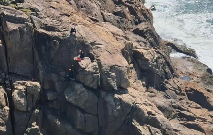 [VÍDEO] – Pescador cai de costão e é resgatado de helicóptero por bombeiros em Florianópolis