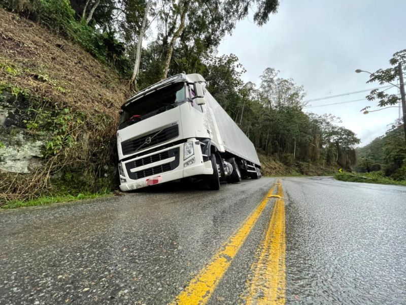 Caminhão preso em valeta, às margens da SC-110, interdita parcialmente serra que liga Jaraguá do Sul a Pomerode