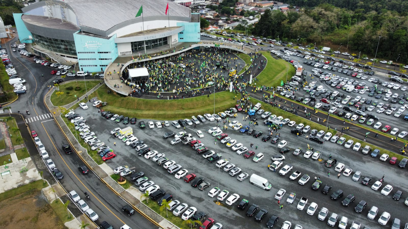 Brasileiros se reúnem em apoio a Bolsonaro, confira as fotos