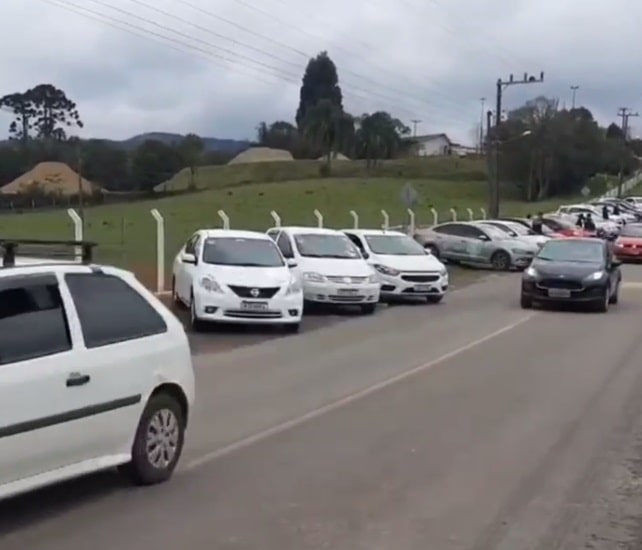 [VÍDEO] – Motoristas de Rio negrinho prestam homenagens a motorista de aplicativo assassinado