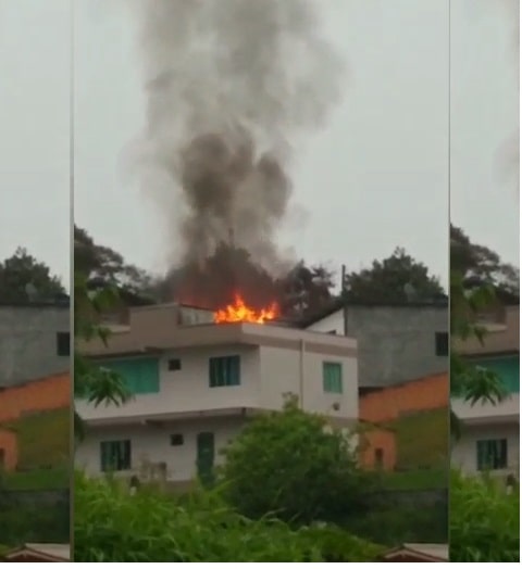 VÍDEO: Casa é destruída pelo fogo em Blumenau e proprietário consegue salvar apenas animais