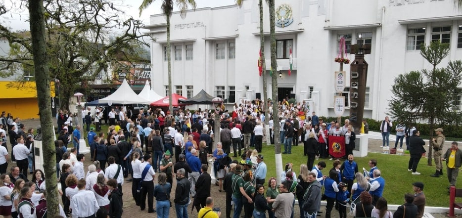 Mesmo com o mau tempo a Schützenbaum foi realizada