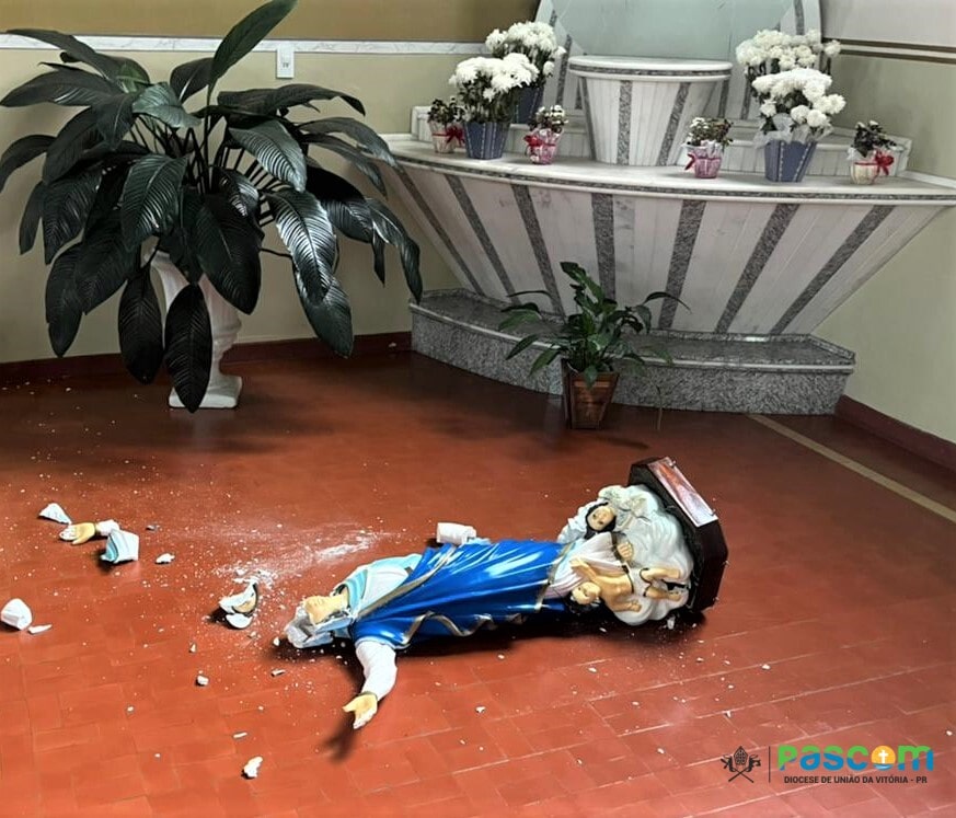 Centenas de fiéis celebraram com tristeza a missa de reparação pelas imagens quebradas na Igreja São Mateus