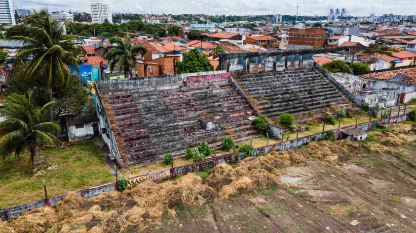 Tradicional estádio do futebol brasileiro vive situação de abandono; Veja as imagens