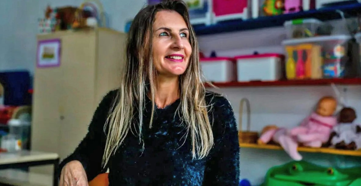 Ex-faxineira volta como professora na escola onde trabalhou