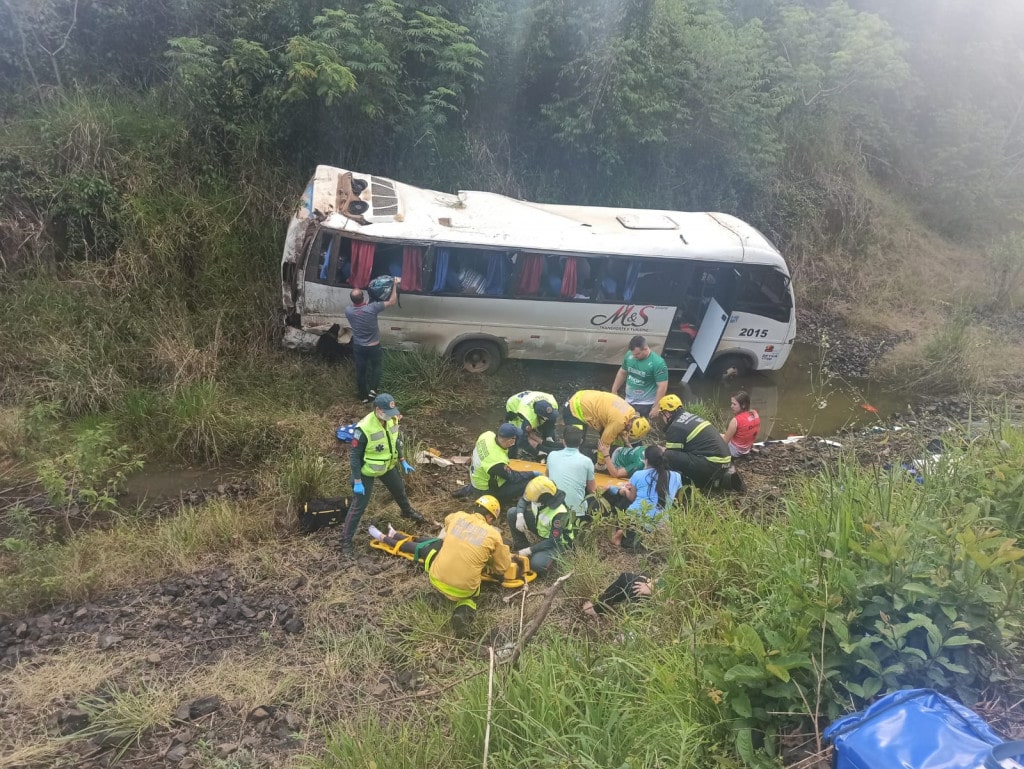 [VÍDEO] – Acidente entre ônibus e caminhão deixa 17 vítimas na BR-282 no Oeste de SC