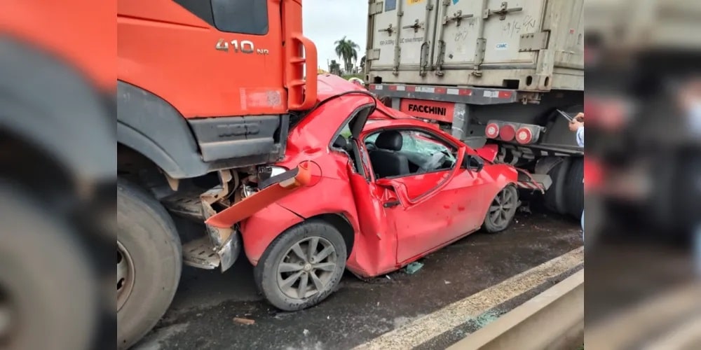 Caminhões ‘prensam’ carro na BR-376; família sobrevive por milagre