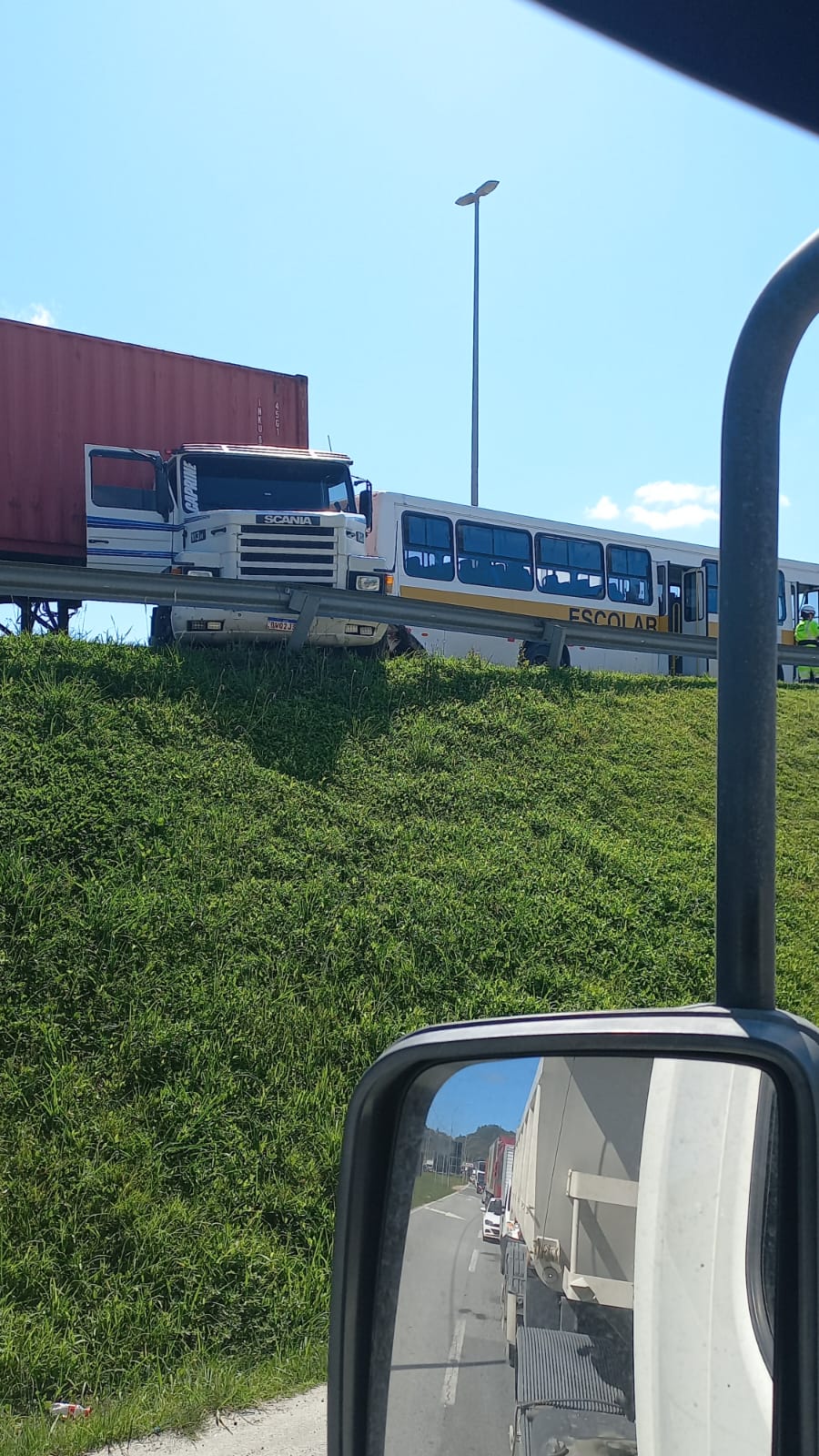FOTOS: Crianças ficam feridas após acidente entre ônibus escolar e caminhão na BR-101, em Balneário Camboriú