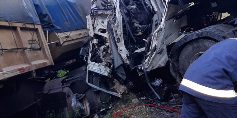 Motorista morre após colisão entre três caminhões em SC