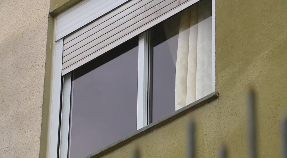 Bebê de cinco meses é salva por vizinha ao ser arremessada da janela pelo pai em Caxias do Sul