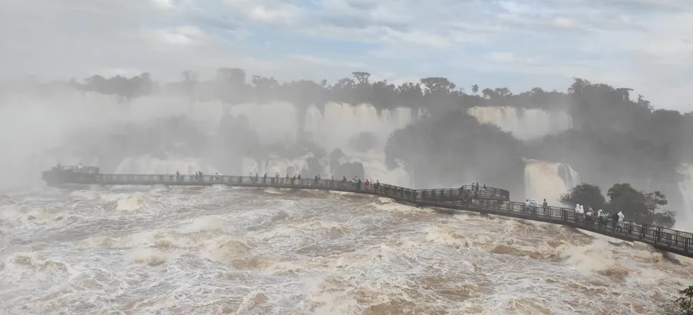 [VÍDEO] – Passarela próxima às quedas das Cataratas do Iguaçu é liberada após vazão recorde; fluxo permanece acima da média