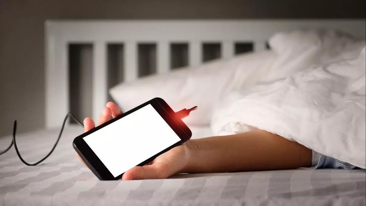 Jovem morre após sofrer descarga elétrica enquanto usava celular ligado na tomada, em União