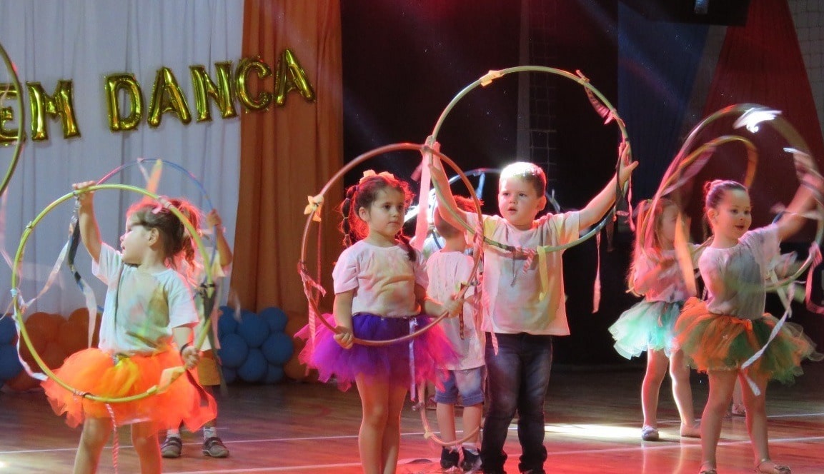 Mais de 250 estudantes se apresentam no Criança em Dança