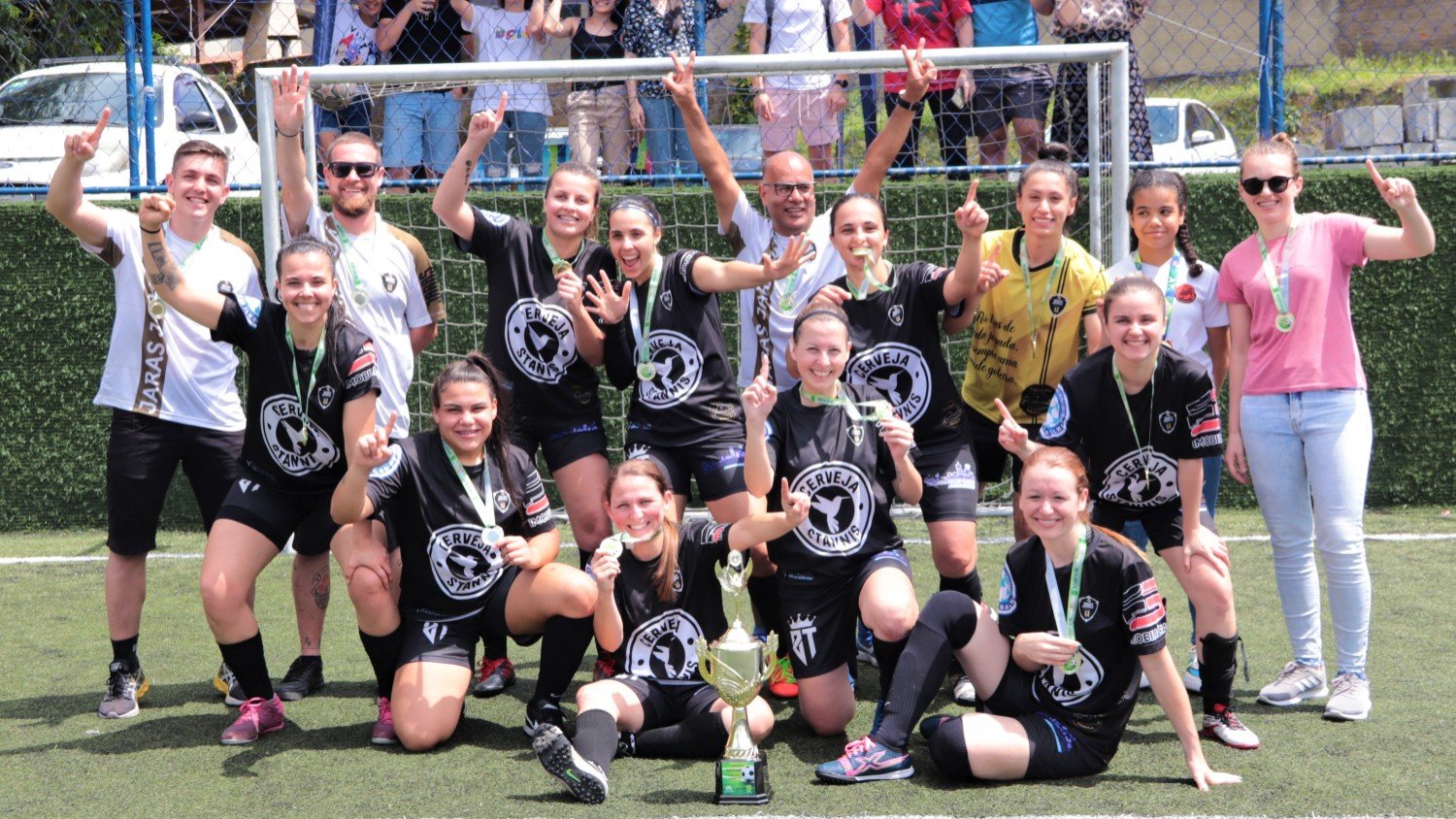 Jaras levanta o troféu do 1º Varzeano Feminino Society