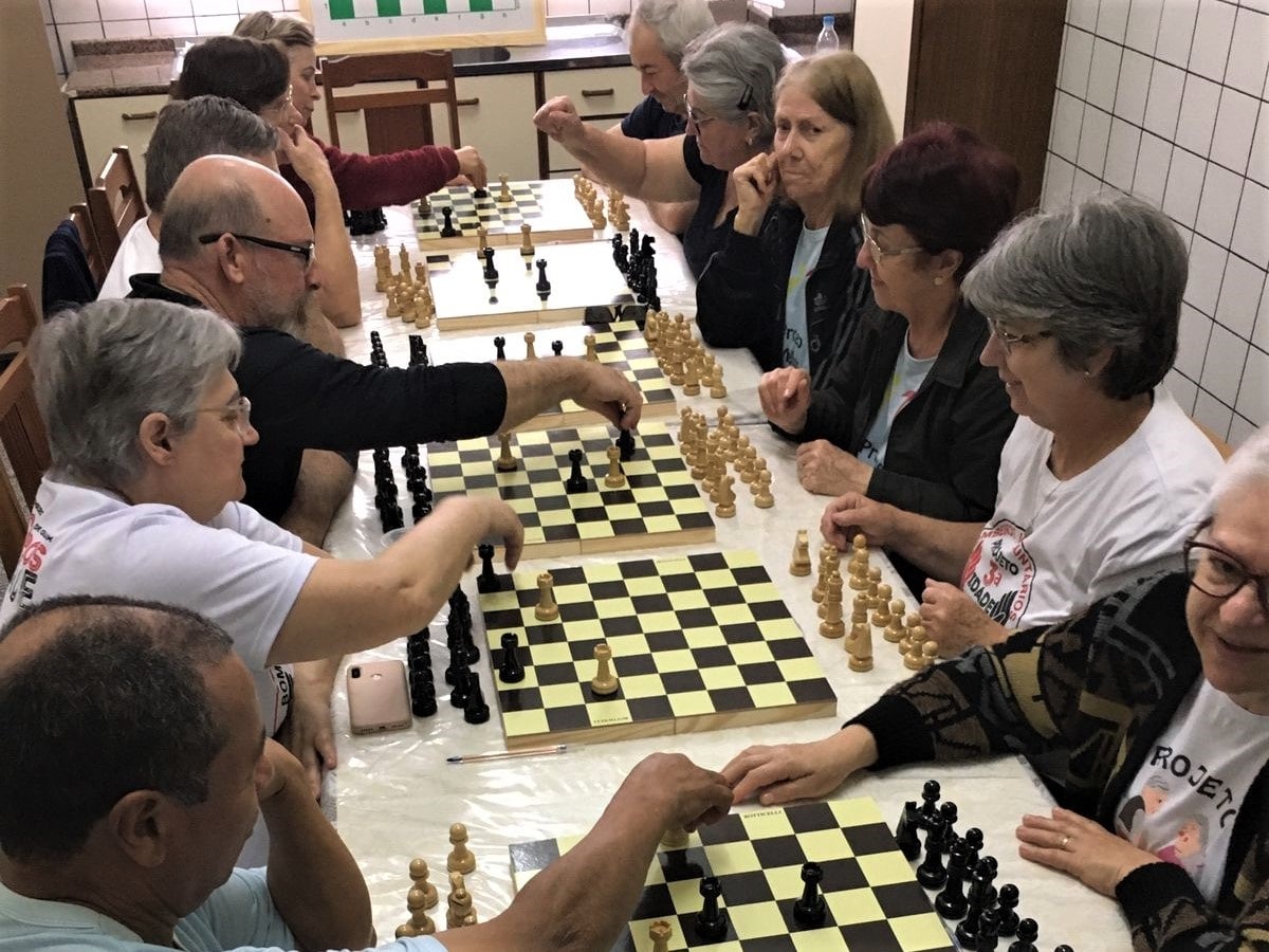 Aulas gratuitas de xadrez estimulam o envelhecimento saudável em Guaramirim