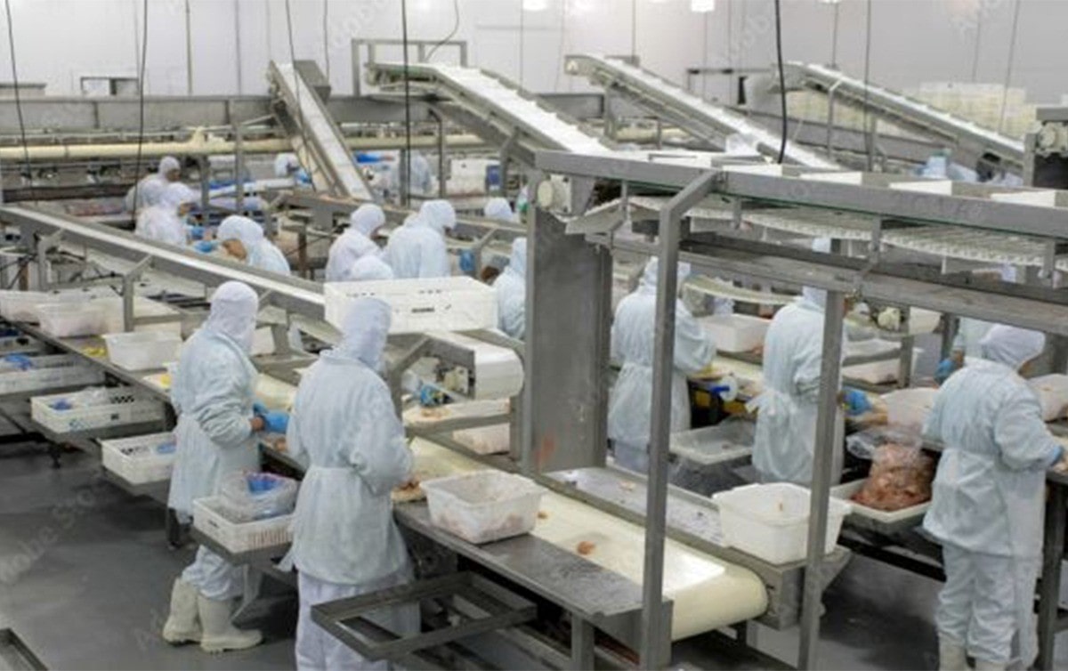 Funcionários de frigorífico passam mal após vazamento de amônia em GO