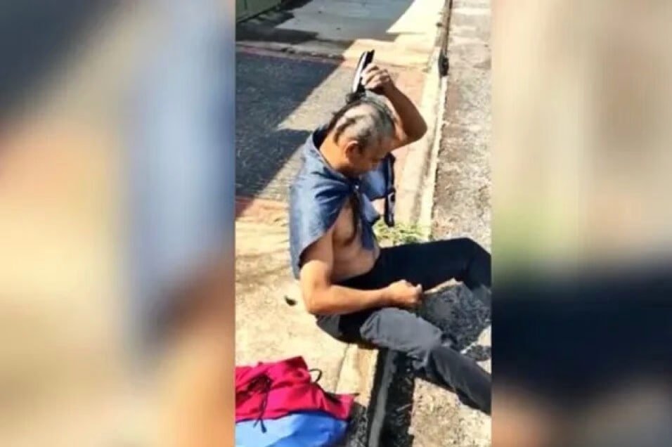 [Vídeo] Homem tira CNH após 15 anos de tentativa e raspa cabeça
