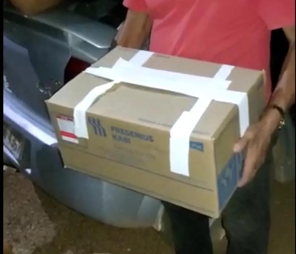 Homem tem pernas amputadas após acidente e hospital entrega membros à família em caixa de papelão