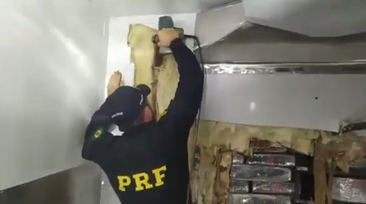 [VÍDEOS] – PRF, com apoio da P. Civil, apreende grande quantidade de maconha em fundo falso de baú na BR-280