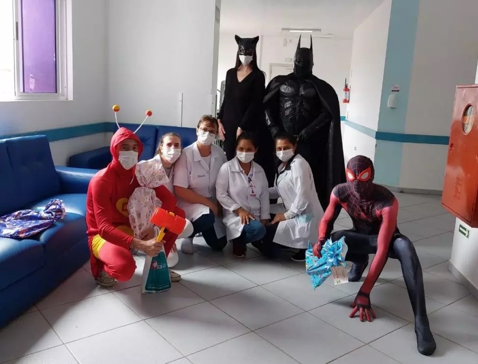 ‘Super-heróis’ levam alegria a crianças internadas em hospital de Indaial