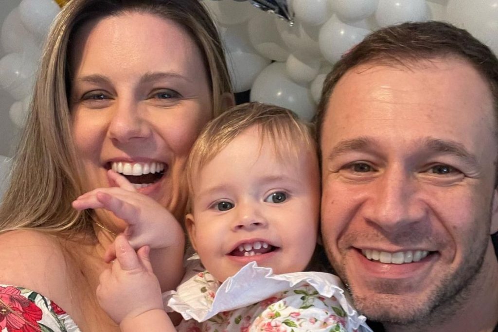 [VÍDEO] – Tiago Leifert e Daiana Garbin comemoram 2 anos da filha Lua