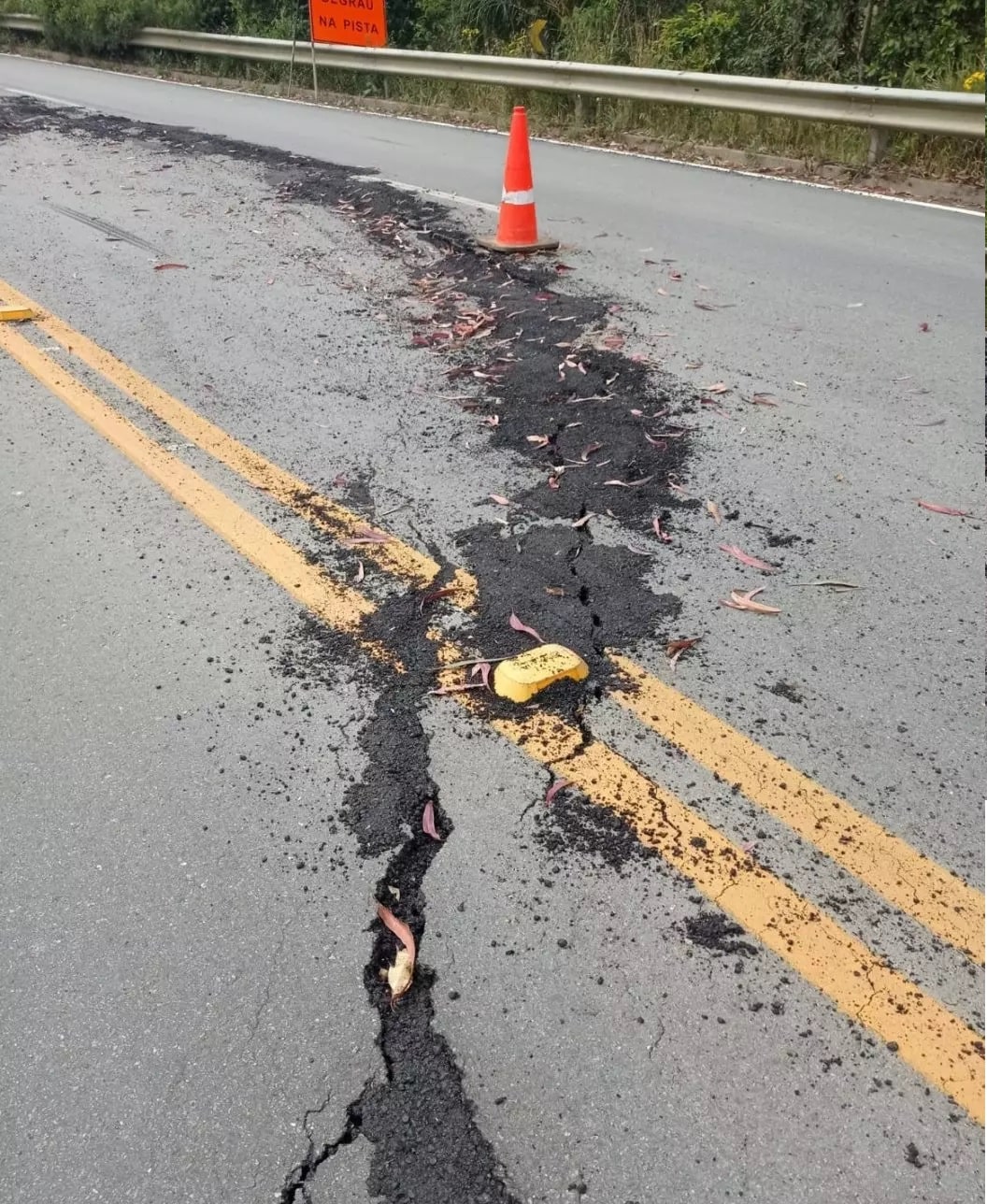 FOTOS: Passagem de veículos na SC-350 é bloqueada após fissuras aparecerem no asfalto
