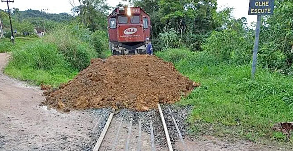 Passagem de trem é bloqueada por manifestantes em Corupá