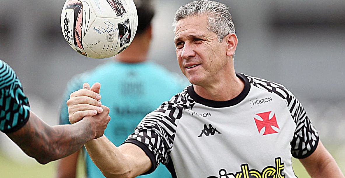 Vasco anuncia saída de Jorginho após retorno à Série A do Brasileirão