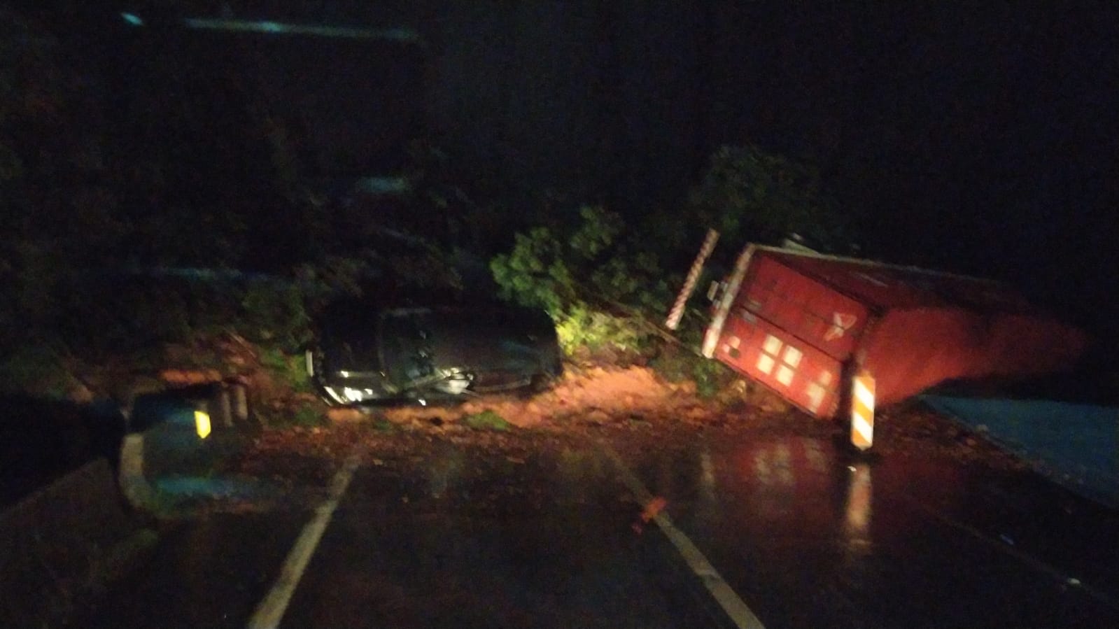 [VÍDEO] – Serra de Guaratuba BR 376 Km 668 sentido SC está interditada