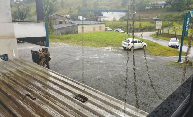 [VÍDEO] – Assaltantes invadem banco e fazem reféns em Santa Catarina