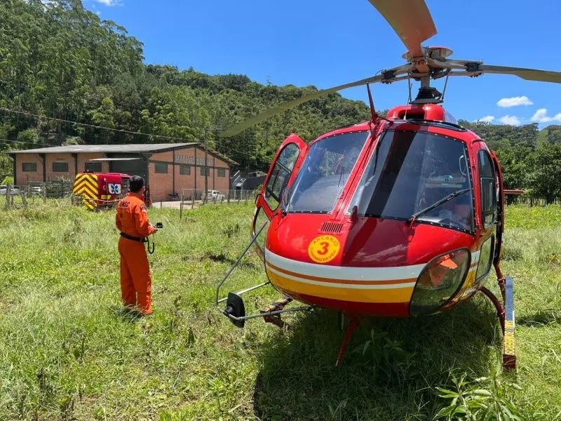 Idoso é levado ao hospital pelo Arcanjo-03 após ser atacado por abelhas em Apiúna